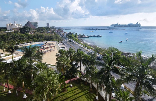 Luxury 6th Floor Condo w/ Large Wraparound Terrace