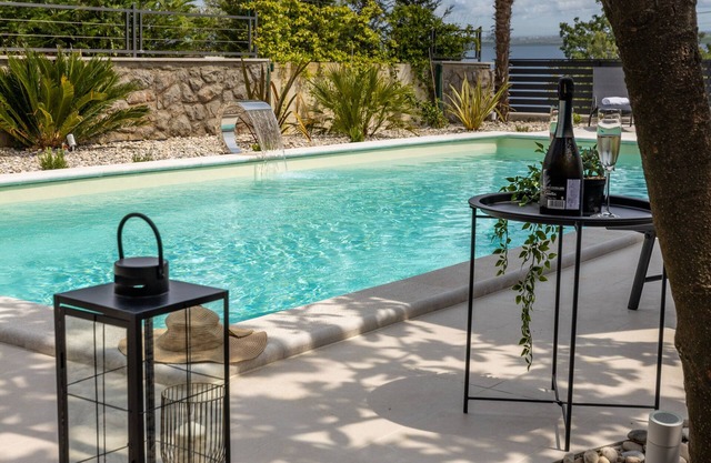 Luxury Apartment Rebecca with heated swimming pool