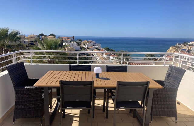 Apartamento de lujo con fabulosas. Vistas al mar y exclusivo, terraza privada en la azotea con barbacoa.
