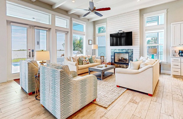 Luxury bayfront home with plunge pool, outdoor kitchen, docks, kayaks & SUPs