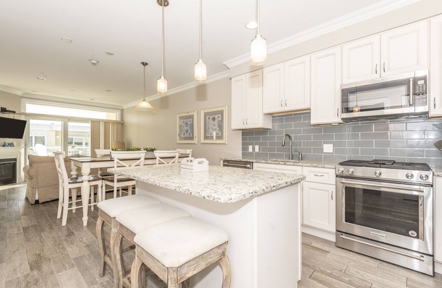 Luxury Bayfront Penthouse Condo 1 block from the beach. Overlooking rooftop pool