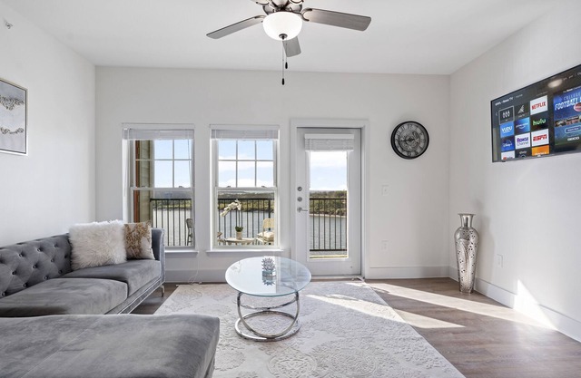 *Luxury Beach Lighthouse Getaway With Shore View!*