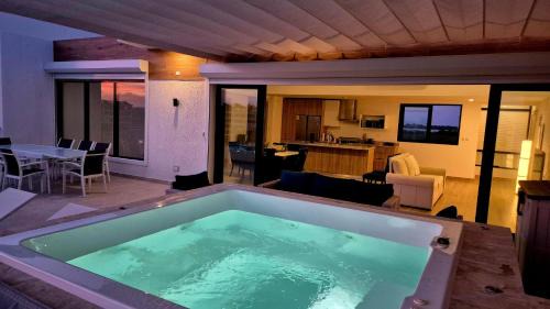 Luxury Beach Penthouse Jacuzzi Lagoon View
