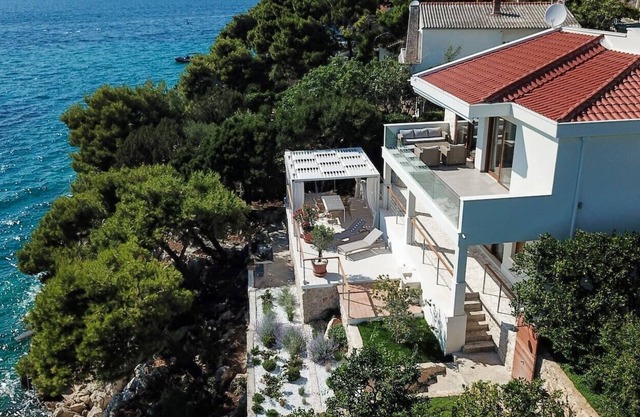 Villa de Lujo Lucinda frente a la playa, con deck privado derecho al mar en Čiovo- Okrug Donji.