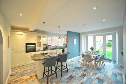 Luxury Bungalow, 3 bedrooms, 5 beds, sleeps 8, transport links, parking, Wi-Fi