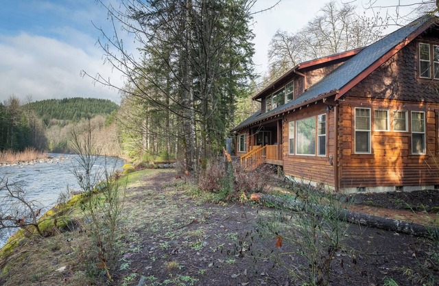 Luxury by the river, Hot tub, close to hiking trails!!