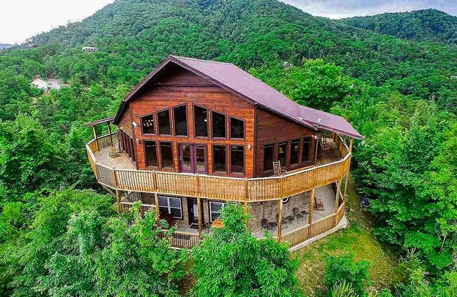 Luxury Cabin w/ Hot Tub, Two-Tier Deck, Panoramic Views & Free Attraction Passes