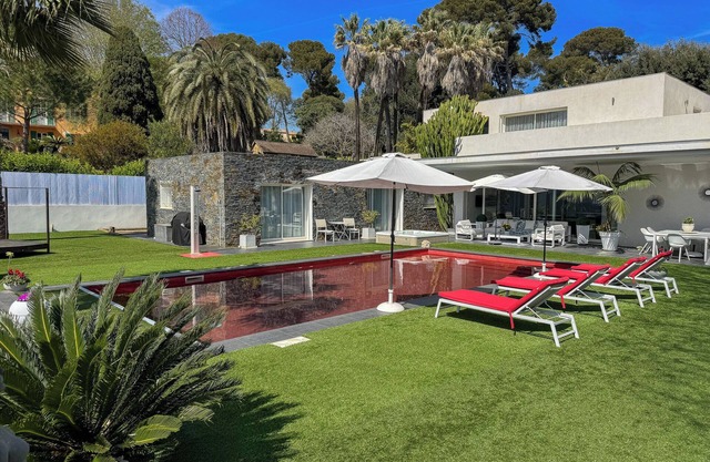 Luxury Californian villa in Antibes, red swimming pool and private cinema