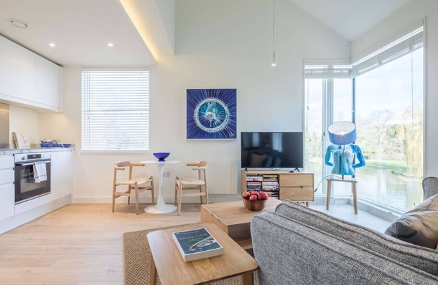 Luxury Central Apt - Riverside Views + Parking!