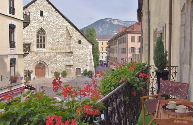 Apartamento de lujo con encanto 4 * con balcón en el casco antiguo de Annecy