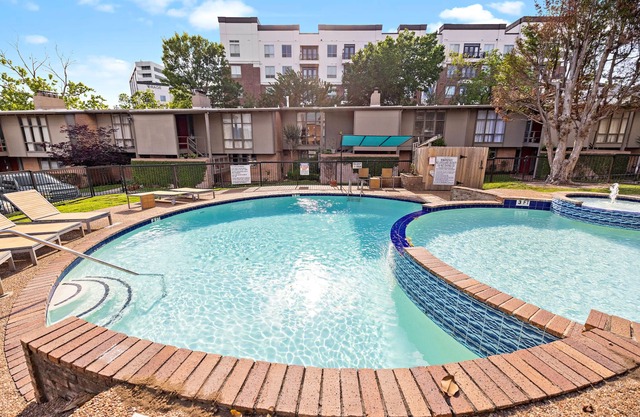 Luxury Condo w/ pool, near trails and green space