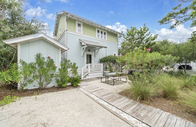 Luxury Cottage in Carillon Beach. A min walk to the beach!