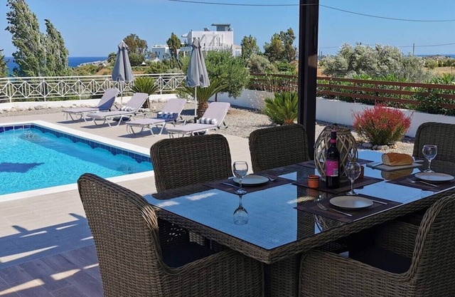Lujo chalet con piscina privada y vistas al mar