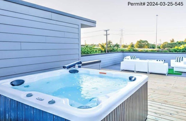 Luxury Downtown Home-12 BEDS! Game Room + Hot tub