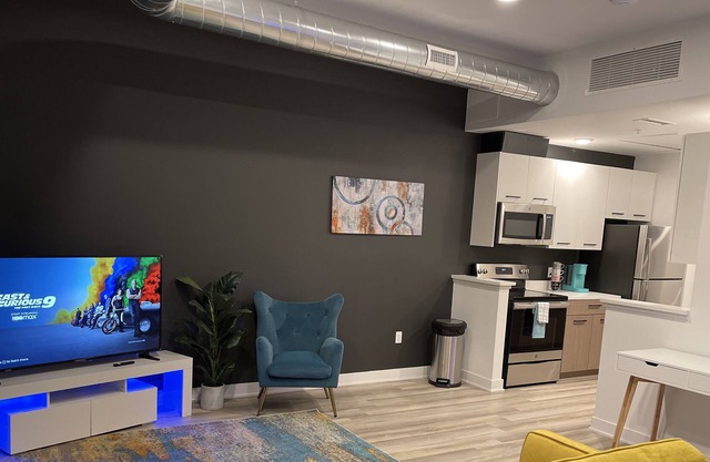 Luxury Downtown Royal Oak studio apartment - FREE parking