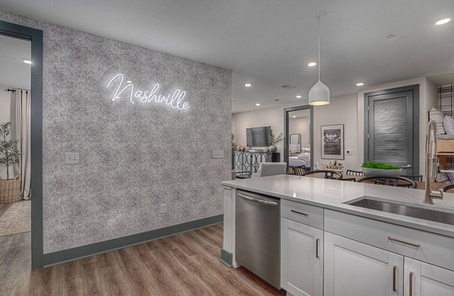 Luxury Downtown. Walk to Broadway. Sleeps 10. Rooftop & Gym.