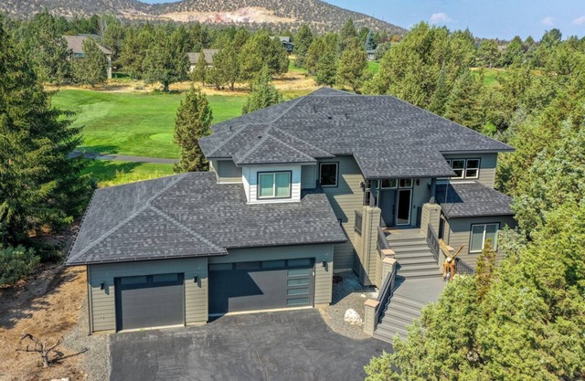 Secluded Resort Paradise w/3 Kings, Hot Tub, Deck overlooking the Fairway!