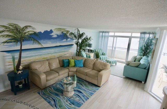 Preciosa unidad frente al mar, ideal para familias, con un balcón privado de 1000 pies cuadrados