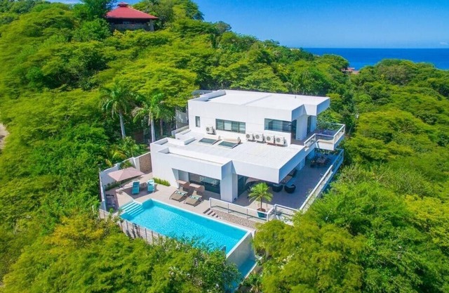 Islana - Ocotal · VILLA DE LUJO, acceso a 3 piscinas, tenis, gimnasio
