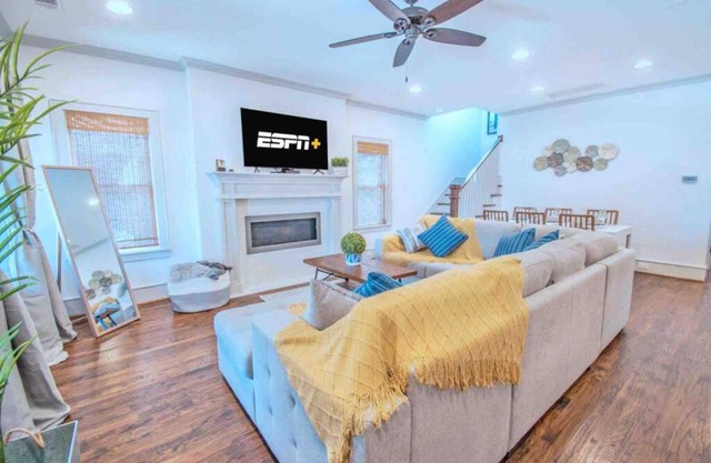 Luxury Executive Home - 300 yds from Katy Trail