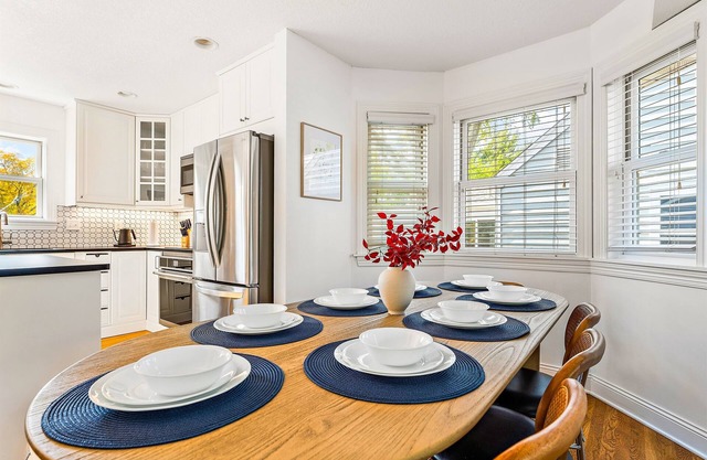 Luxury & fun getaway, sleeps10 near MOA Parks Lake