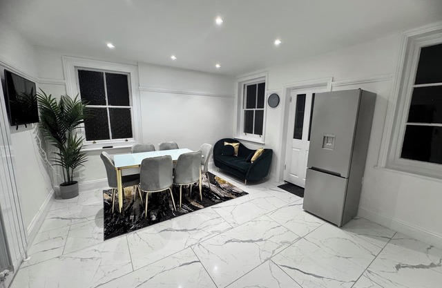 Luxury Furnished 2-king sizes bedroom Flat