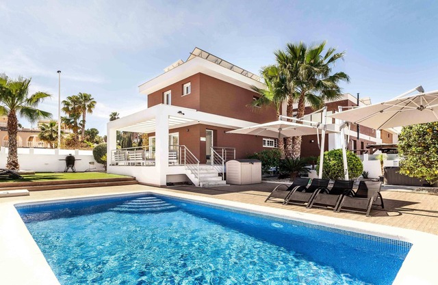 Villa vacacional lujosa: 16p, piscina, Jacuzzi, A/C, playa,tiendas,aeropuerto