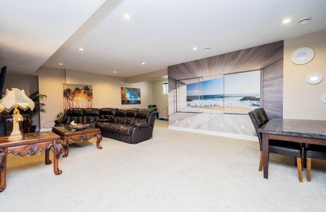 Luxury home 3700 sq with jetted tub / 4 fireplaces / sleep 9