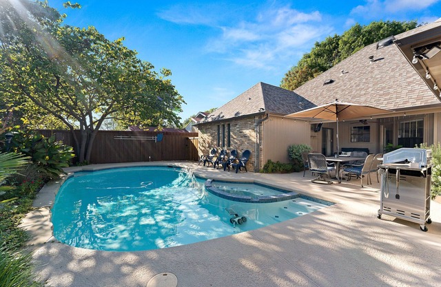 Luxury Home Sleeps 20 with Heated Pool & Billiard