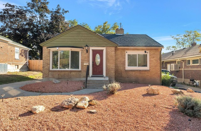 Luxury Home w/ Full Kitchen & Laundry