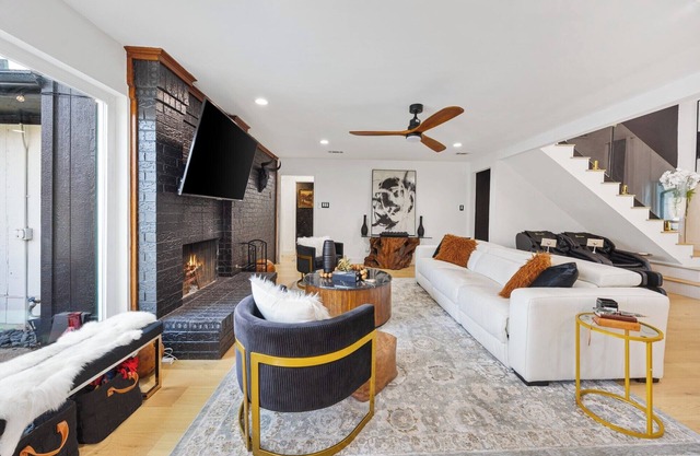 Luxury Home w Pool, Chef's Kitchen, Poker Room & Massage Chairs