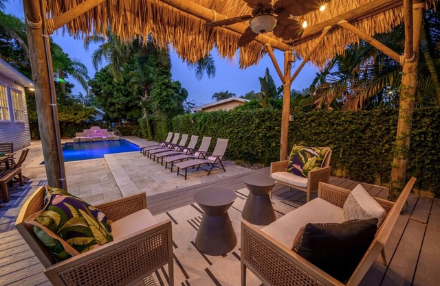*Freshly Remodeled* Luxury Home with Pool and Hot Tub + Minutes to Indian Rocks Beach + Sleeps 20!
