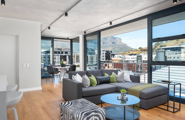 Luxury in De Waterkant: Panoramic Mountain Views