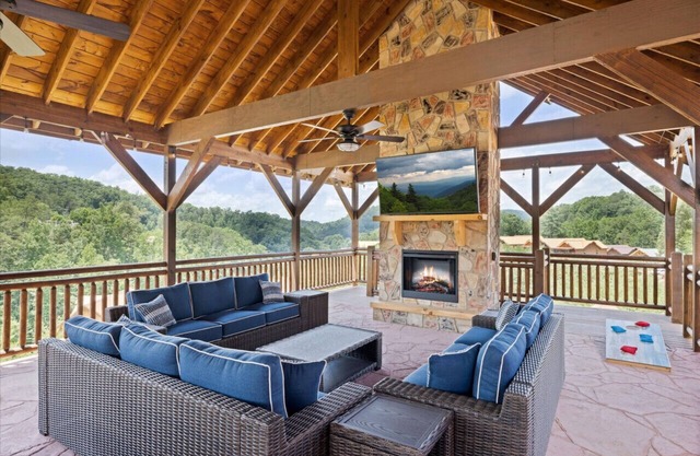 ~LUXURY~ INDOOR POOL/GAZEBO/OUTDOOR FIREPLACE/GAME RM/GOLDEN TEE/ SAUNA/HOT TUB!