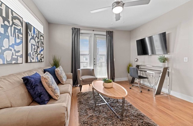 Luxury King 1BD | Pool+Gym+Parking+Stockyards