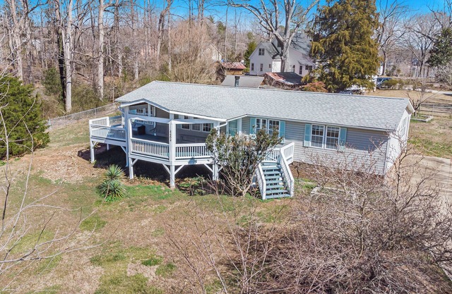 Luxury Lakeview 3BR w/ Outdoor Deck, Basketball, Vinyls, Games in Lake Norman