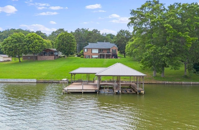 Casa de lujo frente al lago - Muelle privado con alquiler de botes en el lugar