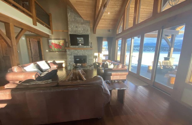 Luxury Lake front house w/hot tub on Lake Koocanusa
