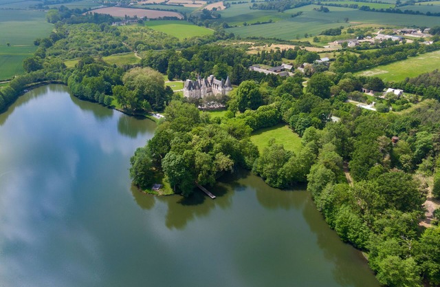 Castillo De Lujo En Un Lago, Con La Isla, Piscina Y Parque Magnífico
