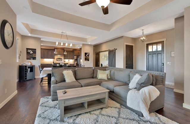 *luxury living in this spacious and stylish home, Min From Downtown!