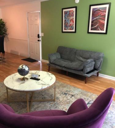 Luxury Midtown 2BR Family Suite Sleeps 8 guests with Private Balcony and Optional Parking Walk to Parthenon & Vanderbilt Near Broadway