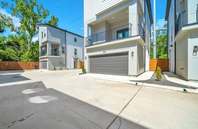 Luxury Modern 2BR + Office & Garage in Gated Estate 15 Mins to Galleria
