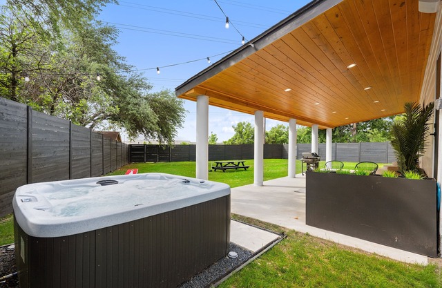 Luxury Modern 5BR w/ Hot Tub, Huge Patio & Yard. Mins from Downtown Austin!