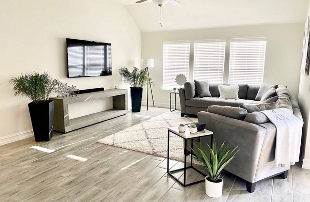 Luxury Modern Residential Home - 3 bed, 2 bath