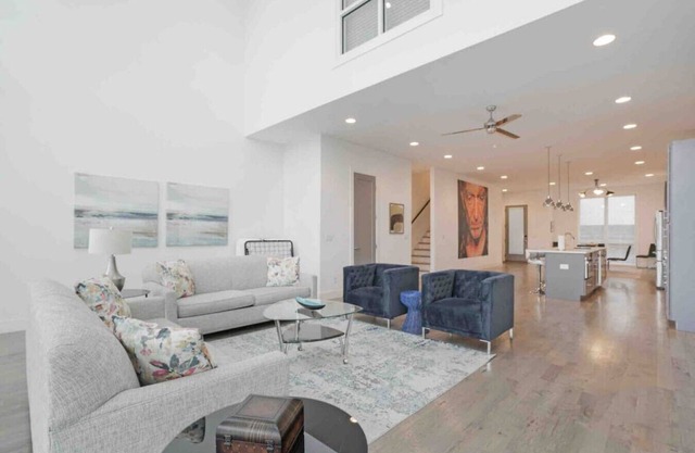 Luxury New Build / Near Broadway!