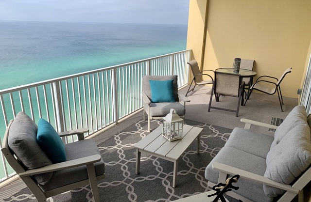 Condominio de lujo frente al mar / ENORME balcón / servicio de playa / mejores vistas!