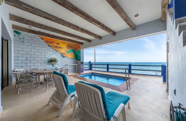 Retiro de lujo frente al mar con piscina a pie del centro de North Beach (2BR)