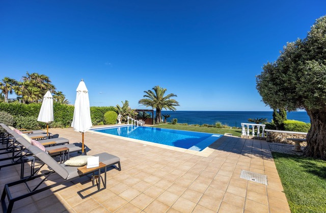 Exclusiva y elegante villa frente al mar con piscina e impresionantes vistas al mar