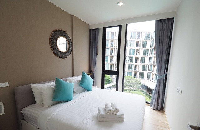 Un dormitorio de lujo con piscina infinita en la ciudad de Phuket