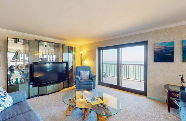 Luxury - penthouse beach condo with balcony, W/D, pools, gym, sauna, tennis & AC